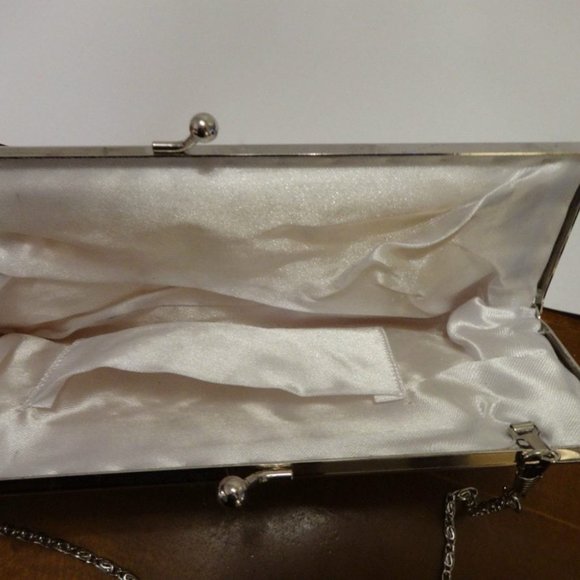 WHITE BEADED CLUTCH/SHOULDER BAG/CROSS BODY-W/ 2 CHAINS -NEW, EXCELLENT - Picture 4 of 4